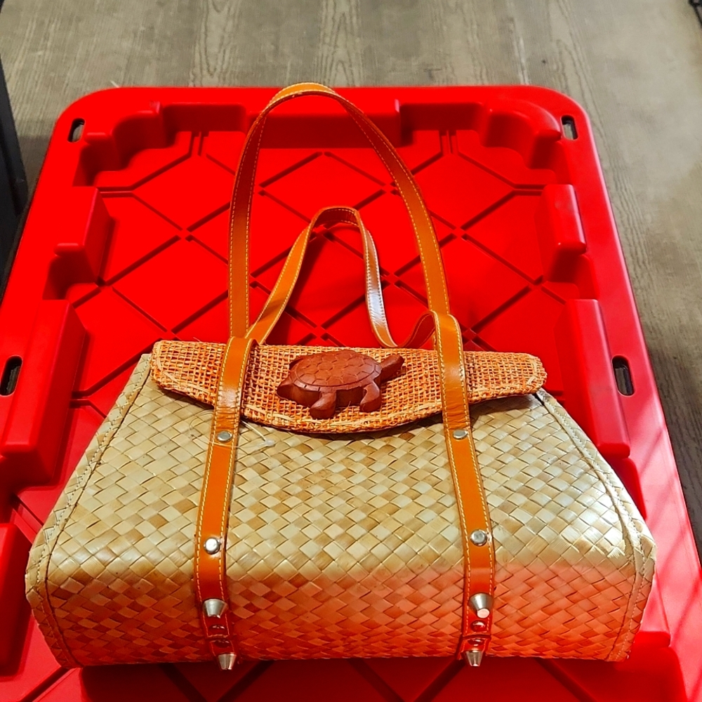 Medium shoulder purse for women